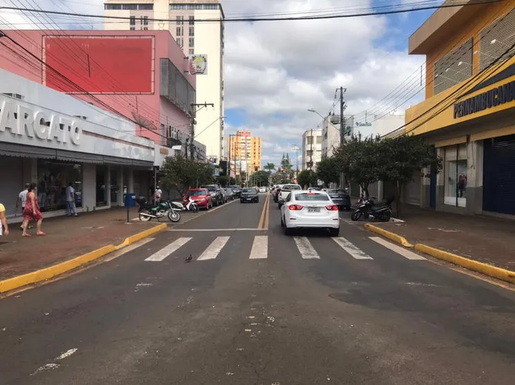 Comércio com as portas fechadas: veja o movimento no centro