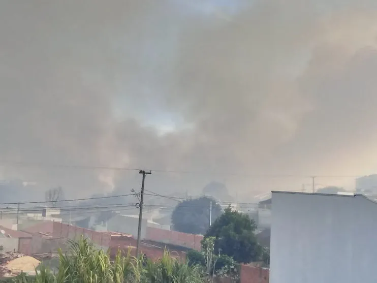 Corpo de Bombeiros de Apucarana atende incêndio em vegetação