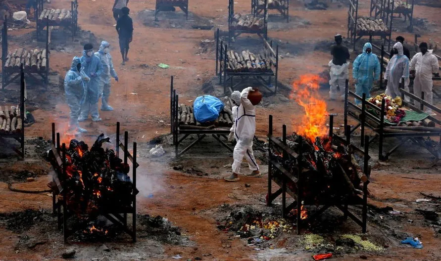Crematórios na Índia incineram corpos a céu aberto