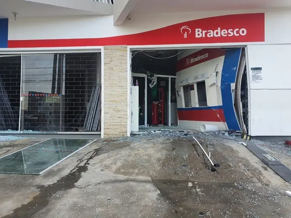 Criminosos explodem agência bancária no Paraná