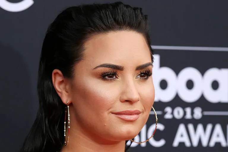 Demi Lovato diz que prefere ficar com mulheres após terminar noivado