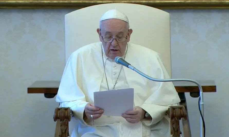 Em vigília de Páscoa, papa diz esperar renascimento