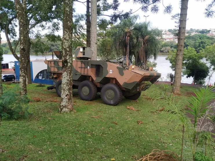 Exército realiza treinamento com blindados; assista