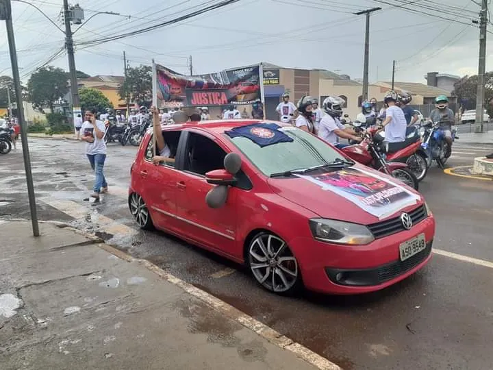 Familiares e amigos pedem justiça por morte de jovem