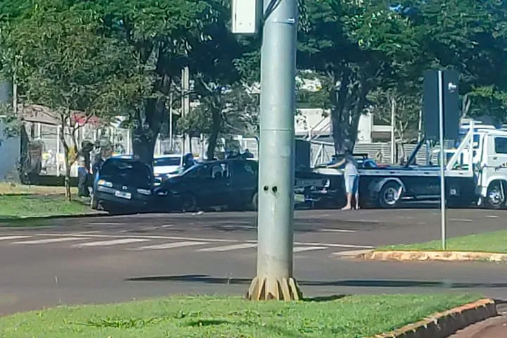 Fiat Palio bateu contra um VW Gol que estava estacionado em frente ao Paraná Hipermercado