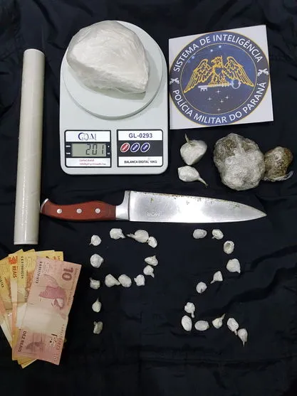 Foram apreendidas cerca de 200 gramas de cocaína “in natura”, além de buchas de maconha.