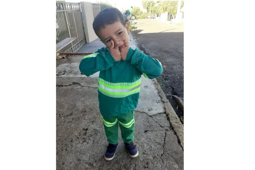 Garoto apucaranense fã de gari ganha uniforme; vídeo