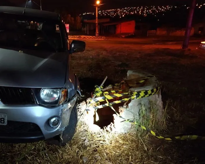 Homem bate carro, desce para ver estrago e cai em poço