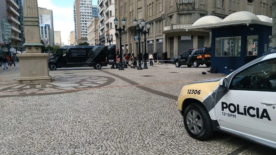 Homem é preso após deixar falsa bomba no Centro de Curitiba