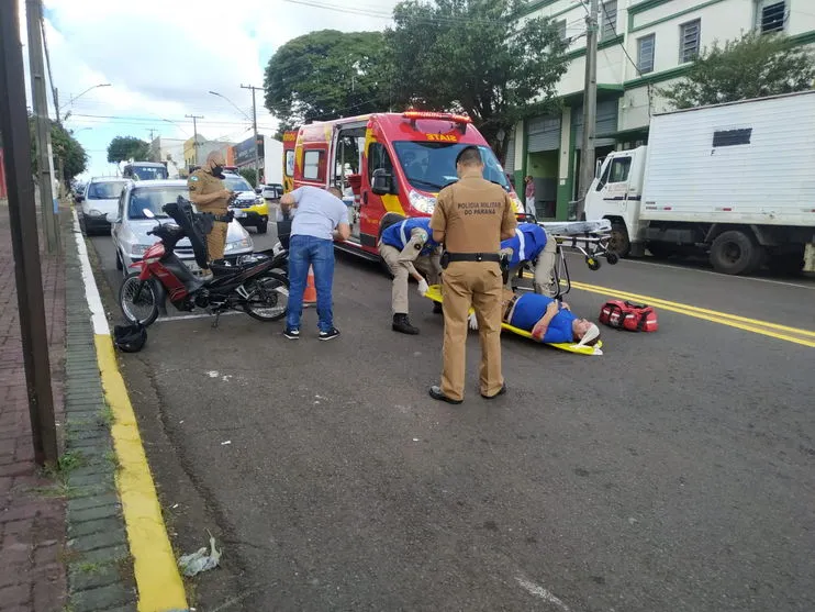 Homem sofre queda de moto nesta tarde na AV. Curitiba