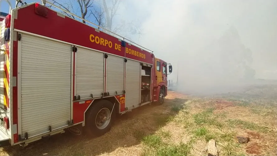 Incêndio próximo do Colégio Agrícola gera alerta; veja