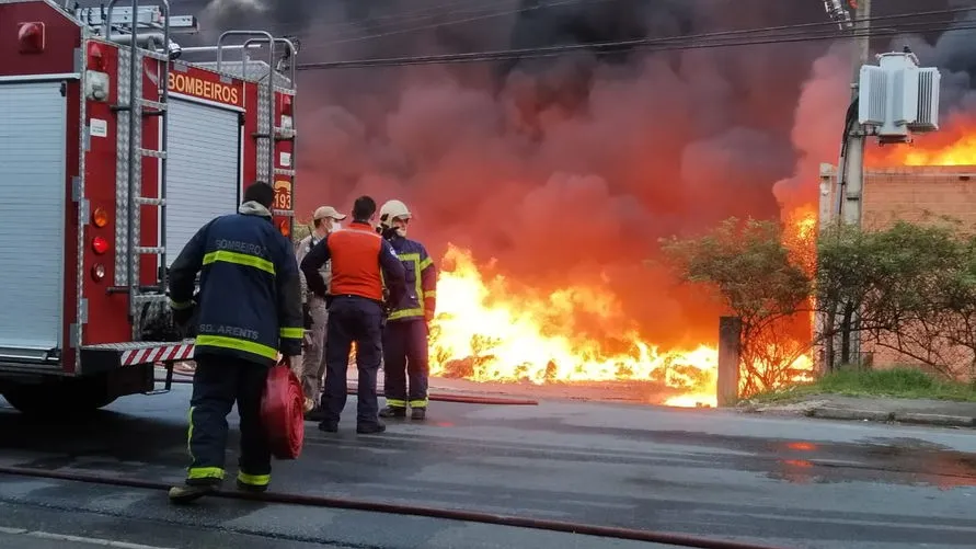 Indústria de recicláveis fica destruída após incêndio no PR