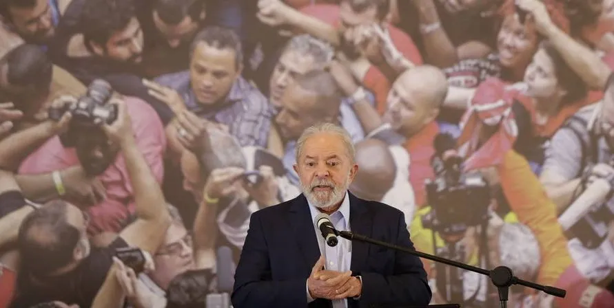 Lula presta homenagem as vítimas de covid e cobra Bolsonaro sobre vacinas