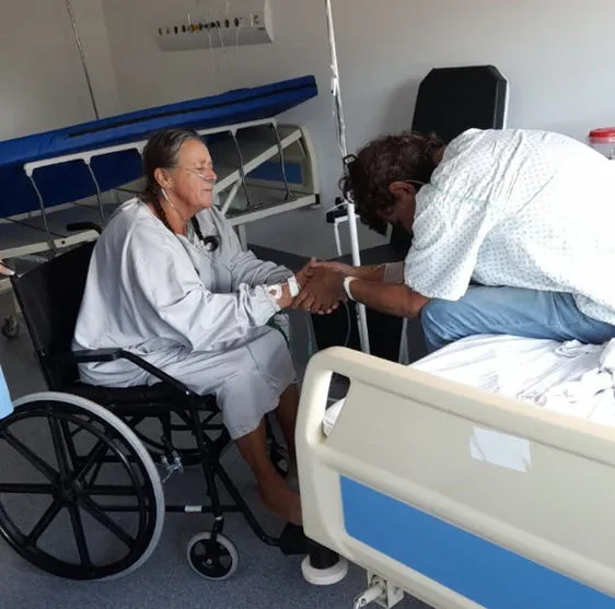 Mãe e filho com Covid-19 se reencontram no hospital
