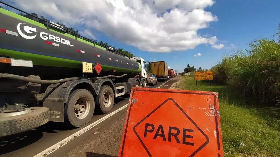 Manutenção na PR-170 causa grande congestionamento