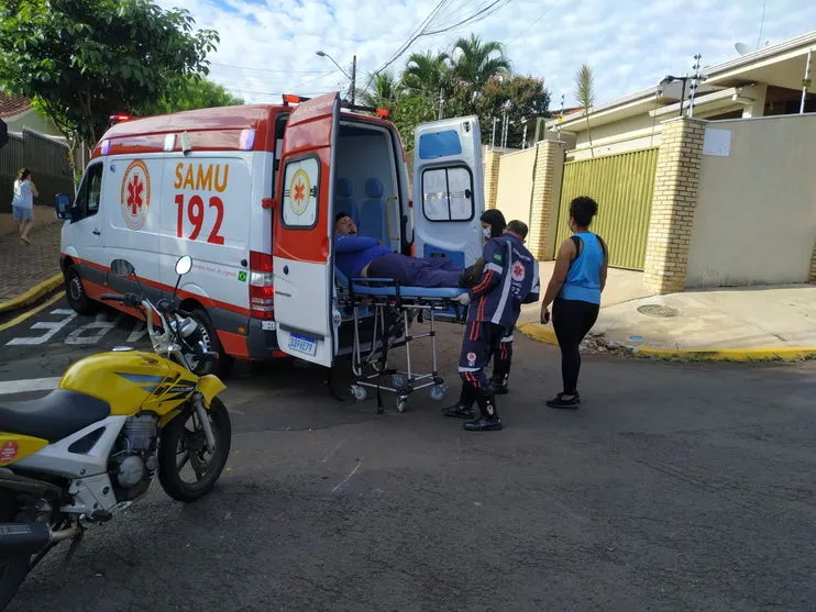 Motociclista fica ferido após acidente com carro