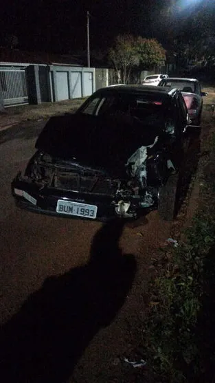 Motorista atinge poste no Residencial Interlagos