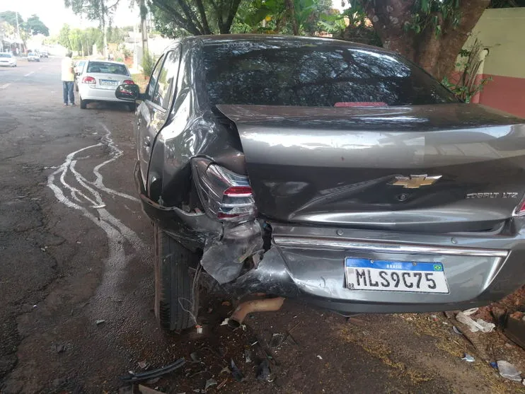 Motorista bate em carro estacionado e assusta crianças