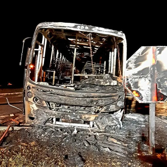 Motorista de carro morre após colidir com ônibus e caminhão