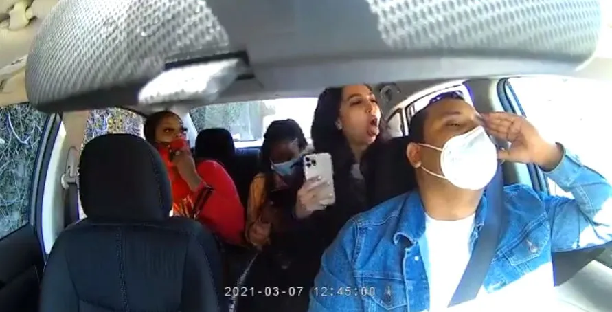 Mulher arranca máscara de motorista de Uber e tosse na vítima; Vídeo