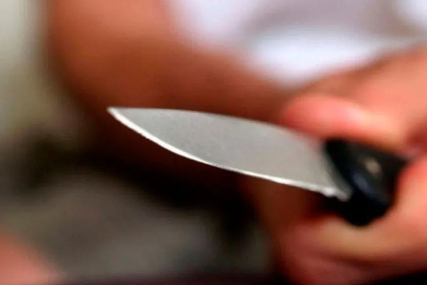 Mulher é ameaçada pelo marido com facas de cozinha