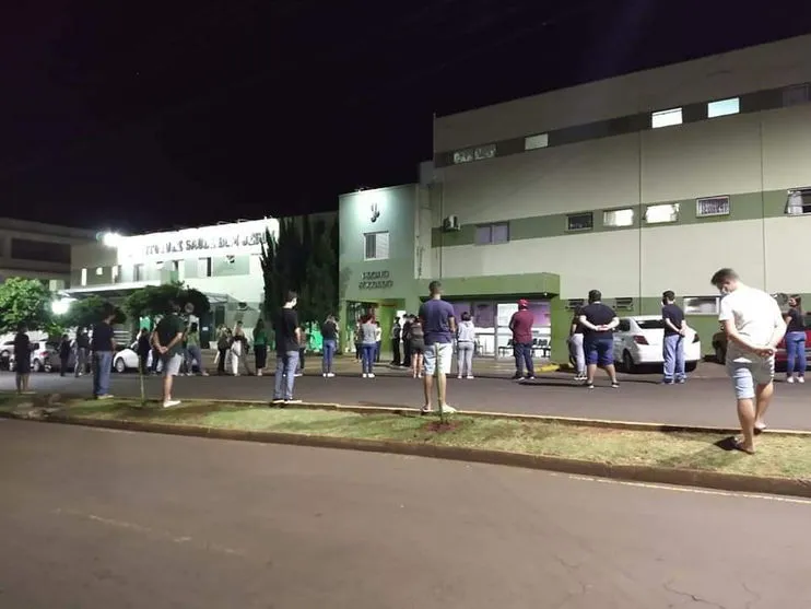 Os amigos se reuniram em frente ao Instituto de Saúde Bom Jesus 