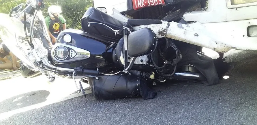 Para fugir de acidente, caminhoneiro arrasta moto por 32 km; Vídeo