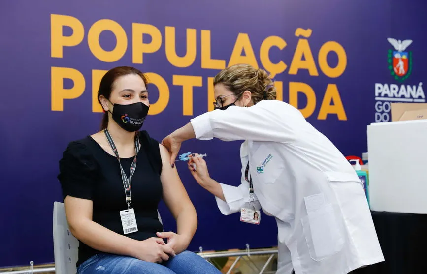 Paraná vacinou 88% dos profissionais de saúde com a 1ª dose