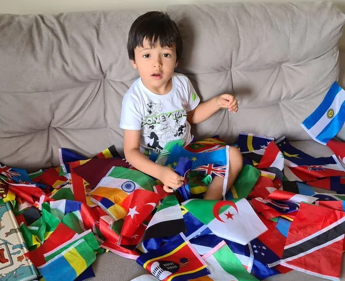 Paranaense de 3 anos quebra recorde identificando bandeiras