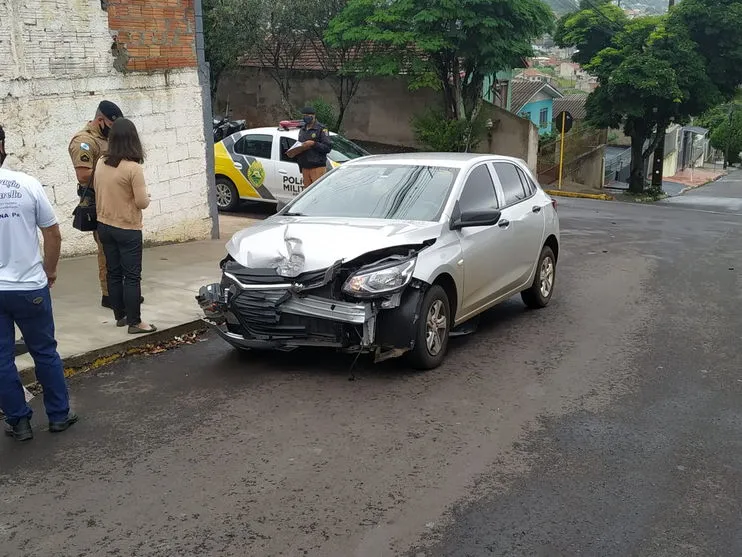 Passageira fica ferida após acidente entre dois carros; veja