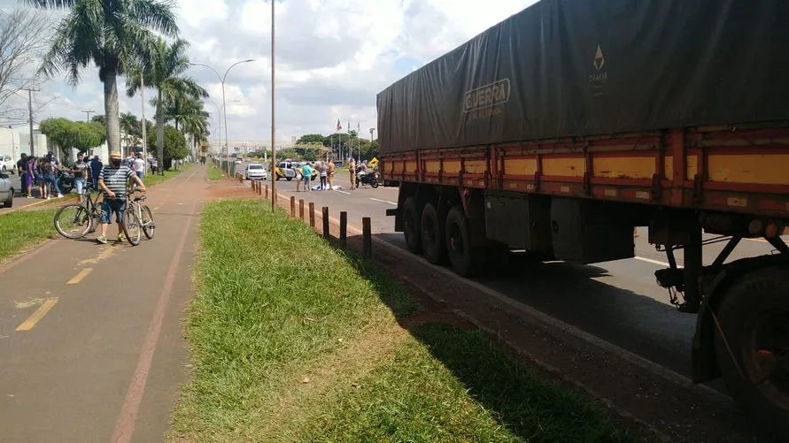 Pedestre morre após ser atropelado por carreta em Arapongas