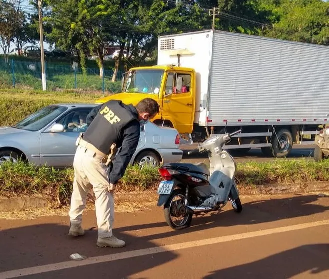 Pneu de moto estoura, mulher cai e é atropelada na BR-369