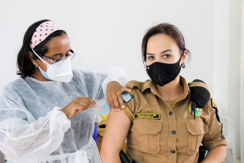Policiais Militares de Arapongas recebem 1ª dose da vacina