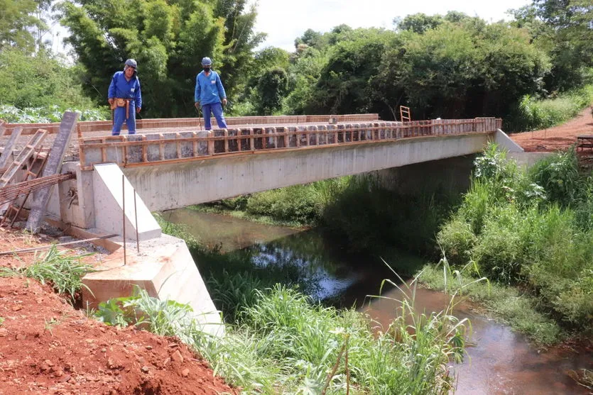 Prefeitura avança na construção de três pontes rurais