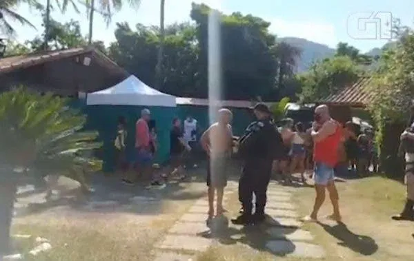Prefeitura do Rio fecha festa na piscina com 300 pessoas