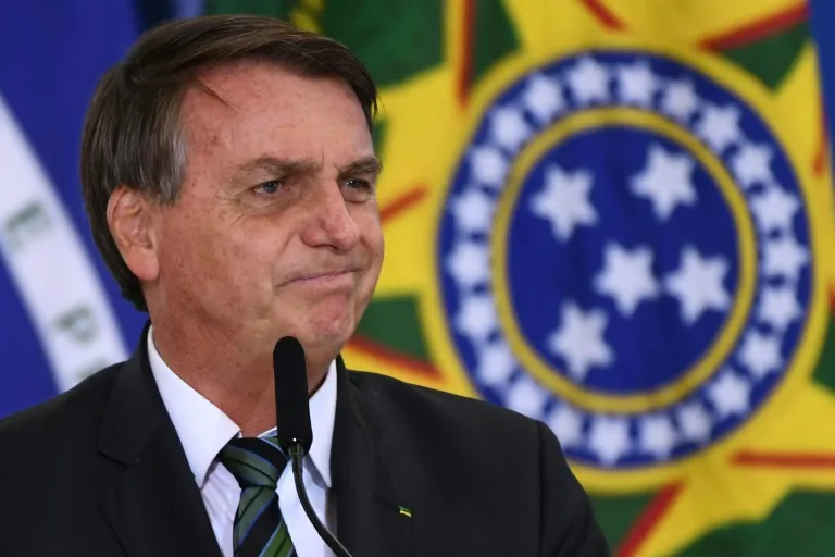 Rejeição de Bolsonaro cresce com piora da pandemia