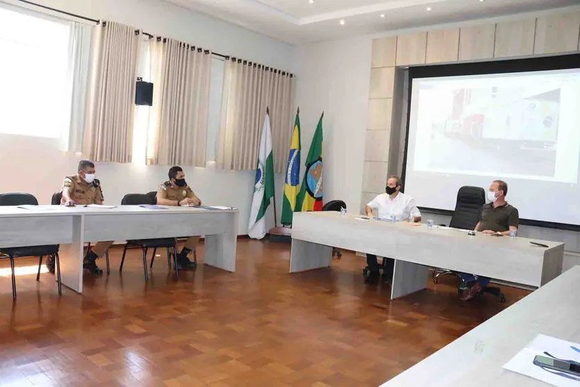 Reunião foi no salão nobre da prefeitura