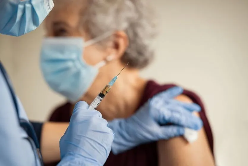 Saúde de Arapongas inicia vacinação aos idosos acima dos 80 anos.