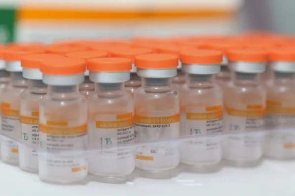 Sem insumos, Butantan suspende produção da vacina Coronavac