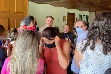 Sem máscara, Bolsonaro participa de missa em Brasília