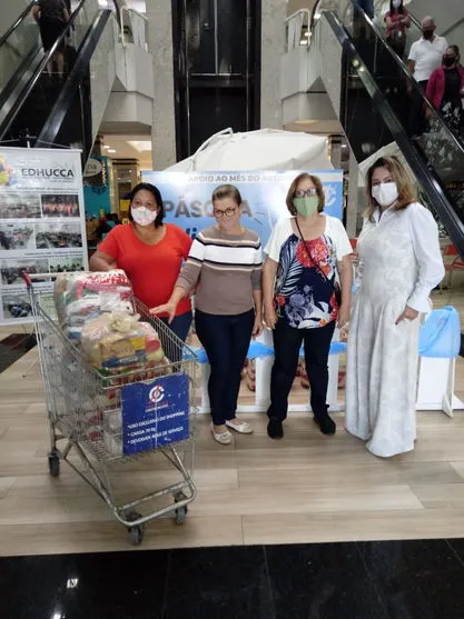 Shopping entrega cestas básicas arrecadadas a Edhucca