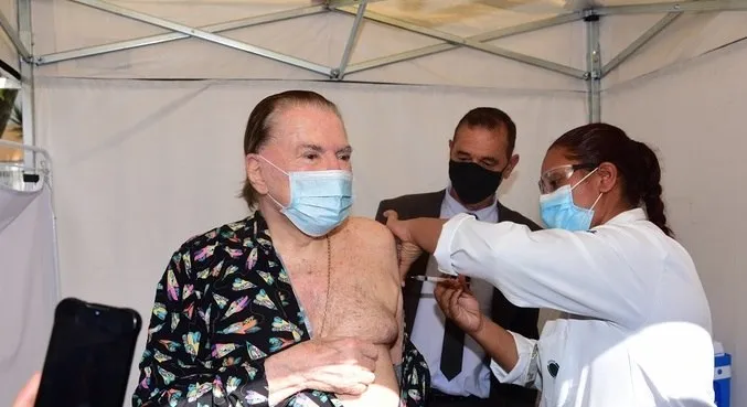 Silvio Santos toma segunda dose da vacina contra covid-19