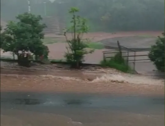 Temporal alaga parque e causa estragos em Arapongas