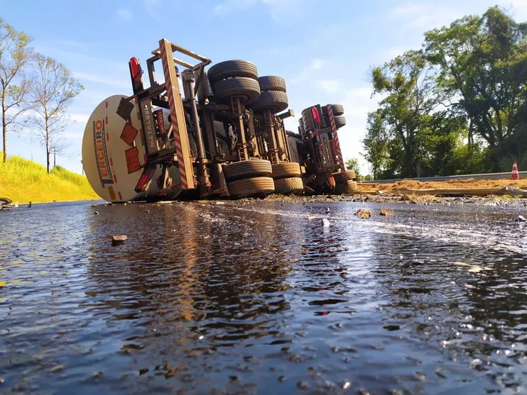 Tombamento de carreta carregada com óleo contamina Biguaçu