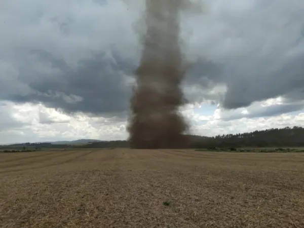 Tornado atinge área rural no interior do Paraná