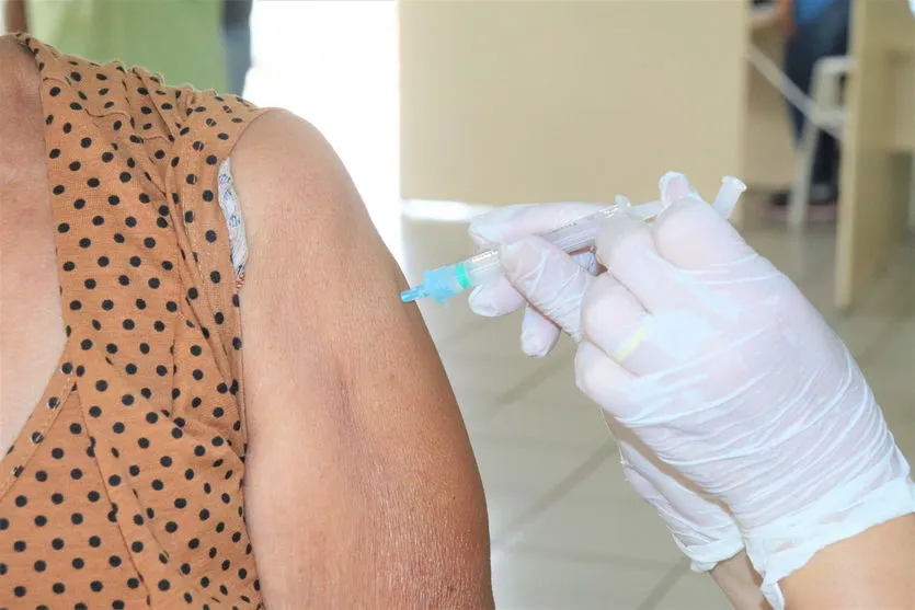 Vacinação aos idosos com 76 anos ou mais começa nesta sexta