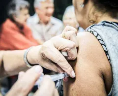 Vacinação para idosos com 78 anos ou mais inicia nesta segunda