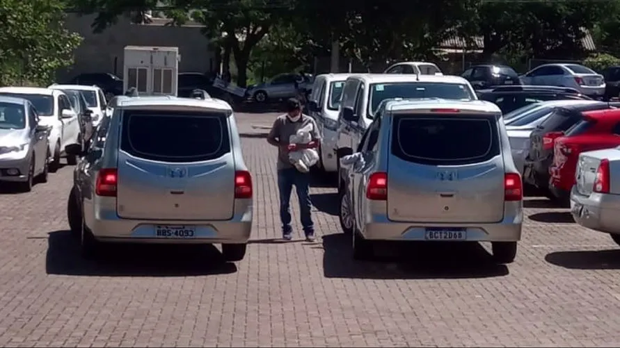 Veículos funerários formam fila para retirada de corpos em hospital