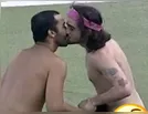 Gil e Fiuk cumprem promessa, tiram roupas e dão selinho