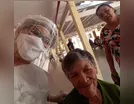 Idosos recebem cuidados de cabeleireira voluntária de Apucarana